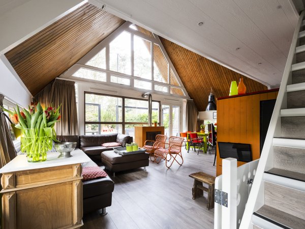 huiskamer en trap naar 1e verd