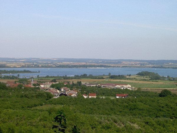 Lac de Mandine vanaf heuvel bij Heudicourt