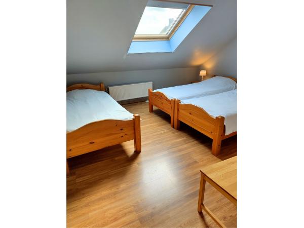 Slaapkamer met 3 eenpersoonsbedden op  tweede verdieping