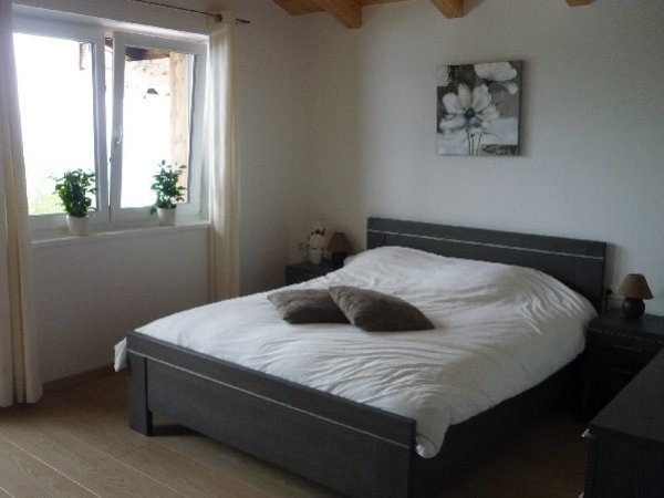 Zeer ruime laapkamer met toegang tot balkon met schitterend uitzicht op het Zillertal