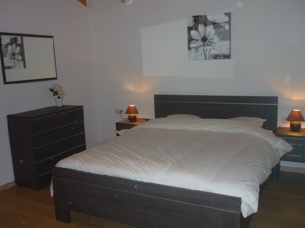 Zeer ruime slaapkamer met toegang tot balkon met fantastisch uitzicht op het Zillertal