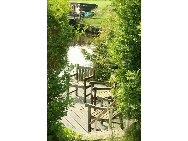 doorkijkje naar terras aan het water