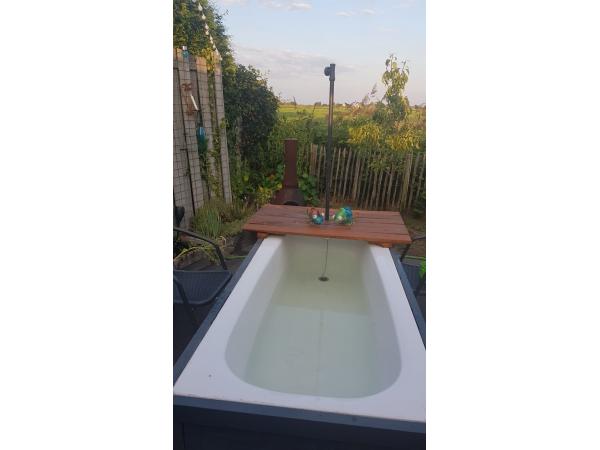 bad onder het tafelblad